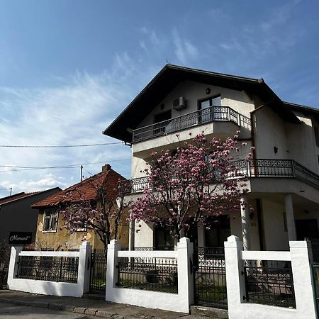 Hostel Tuzla Esterno foto