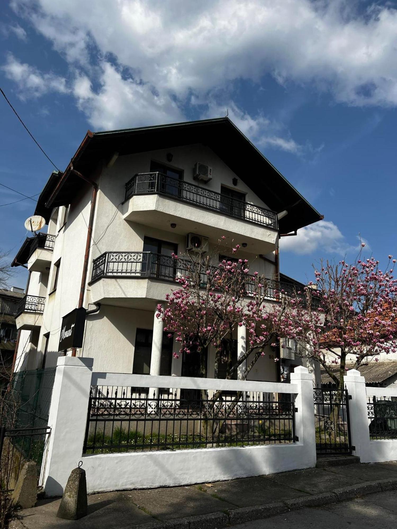 Hostel Tuzla Esterno foto