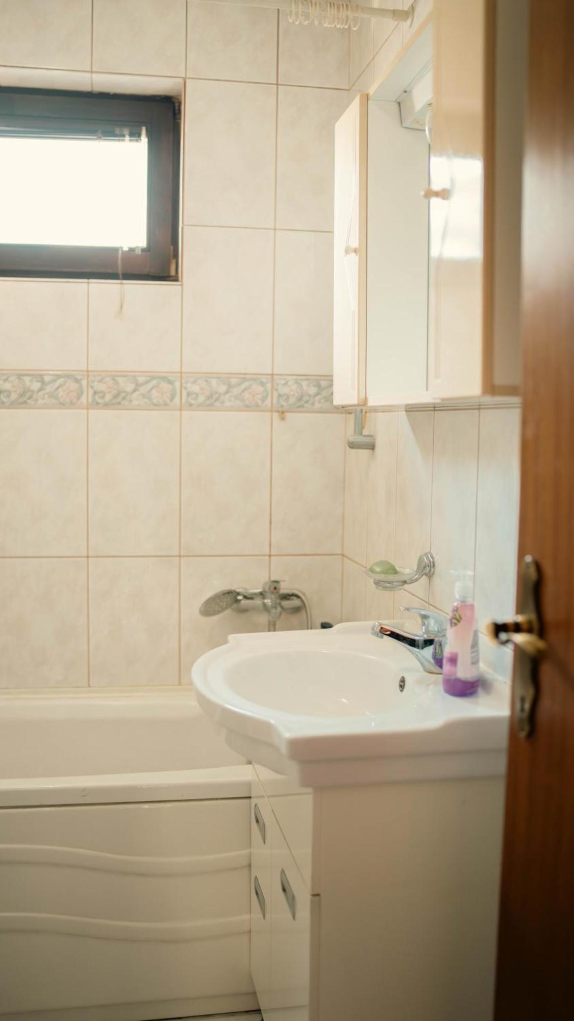 Hostel Tuzla Esterno foto