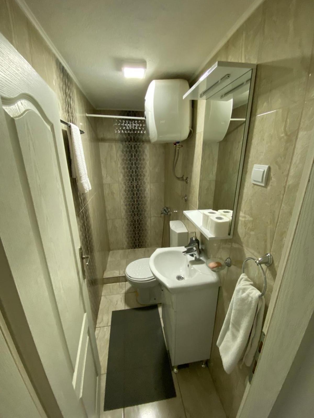 Hostel Tuzla Esterno foto