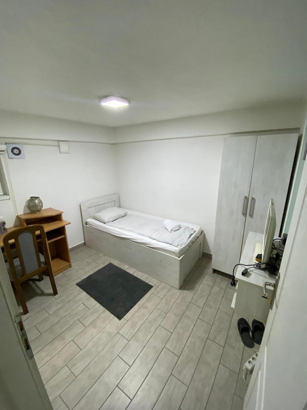 Hostel Tuzla Esterno foto